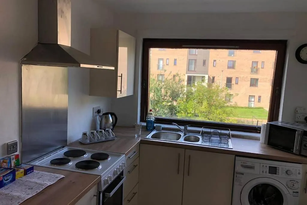Chic 2 Bed Apartment With Free Parking- Recently Redecorated, 10 Minutes To City Centre Edinburgh