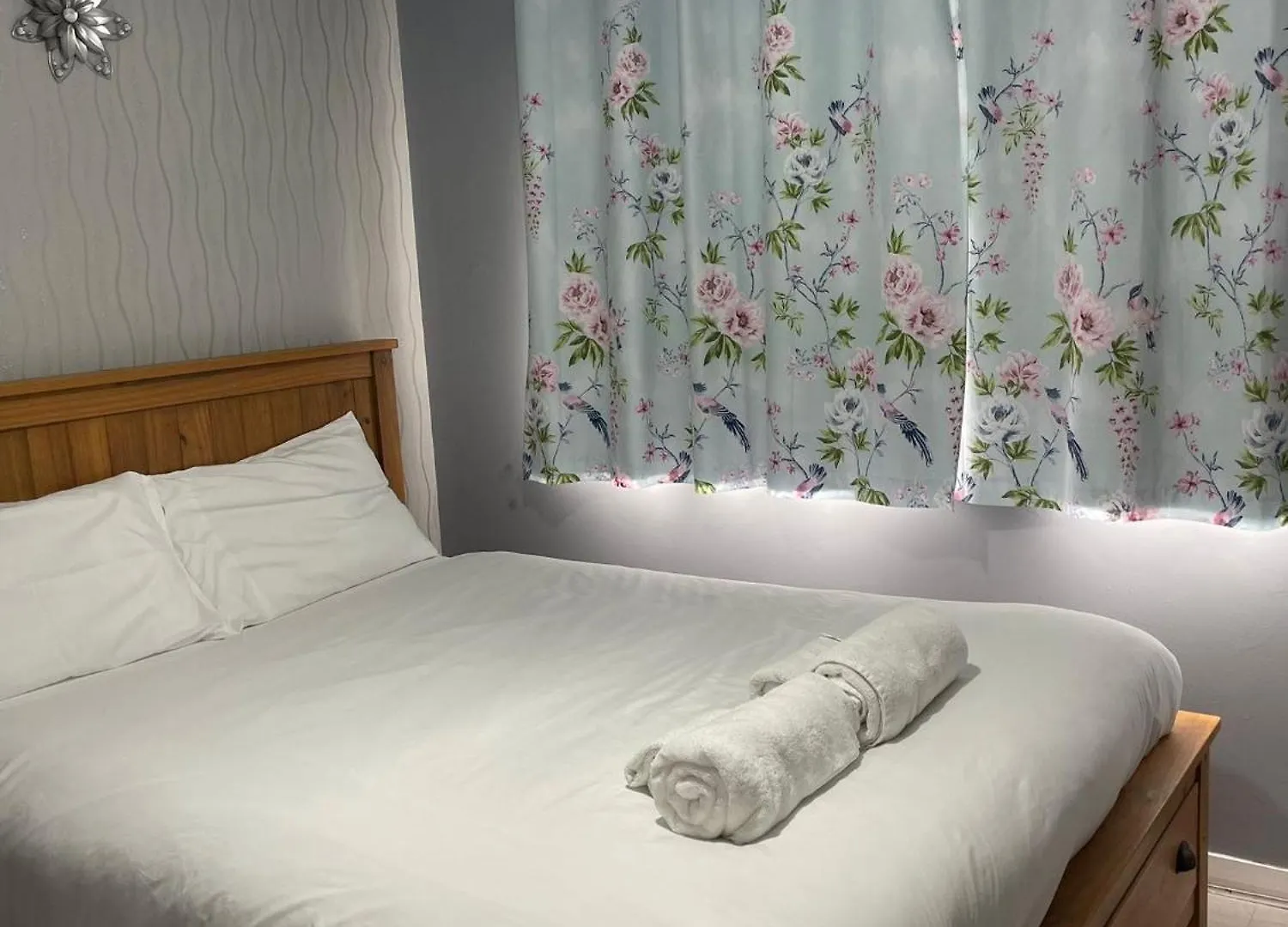 Chic 2 Bed Apartment With Free Parking- Recently Redecorated, 10 Minutes To City Centre Edinburgh United Kingdom