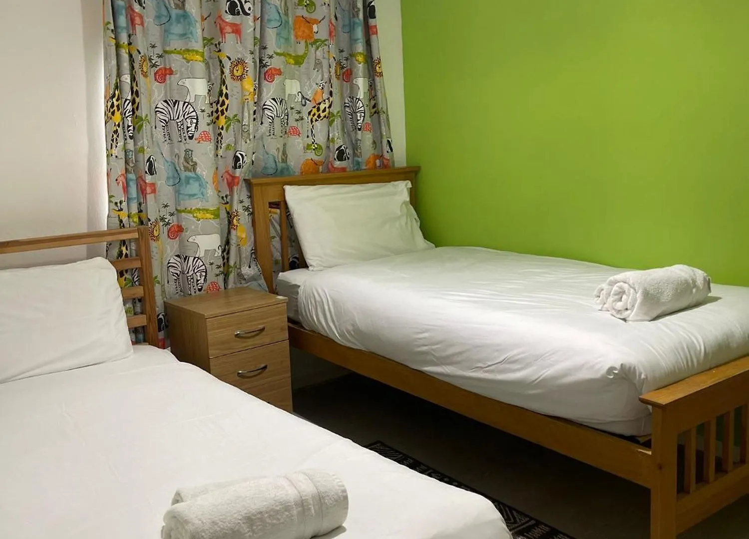 Chic 2 Bed Apartment With Free Parking- Recently Redecorated, 10 Minutes To City Centre Edinburgh 0*,