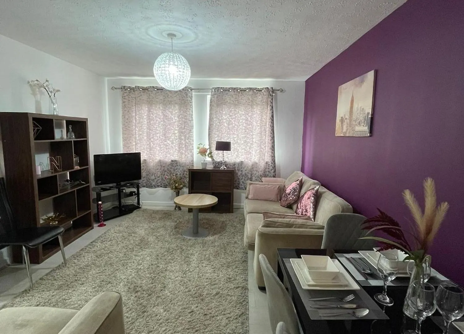 Chic 2 Bed Apartment With Free Parking- Recently Redecorated, 10 Minutes To City Centre Edinburgh