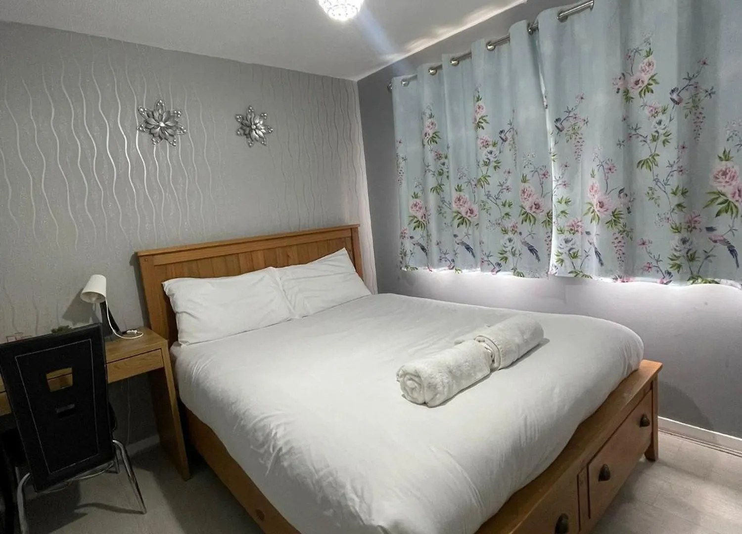 Chic 2 Bed Apartment With Free Parking- Recently Redecorated, 10 Minutes To City Centre contacts