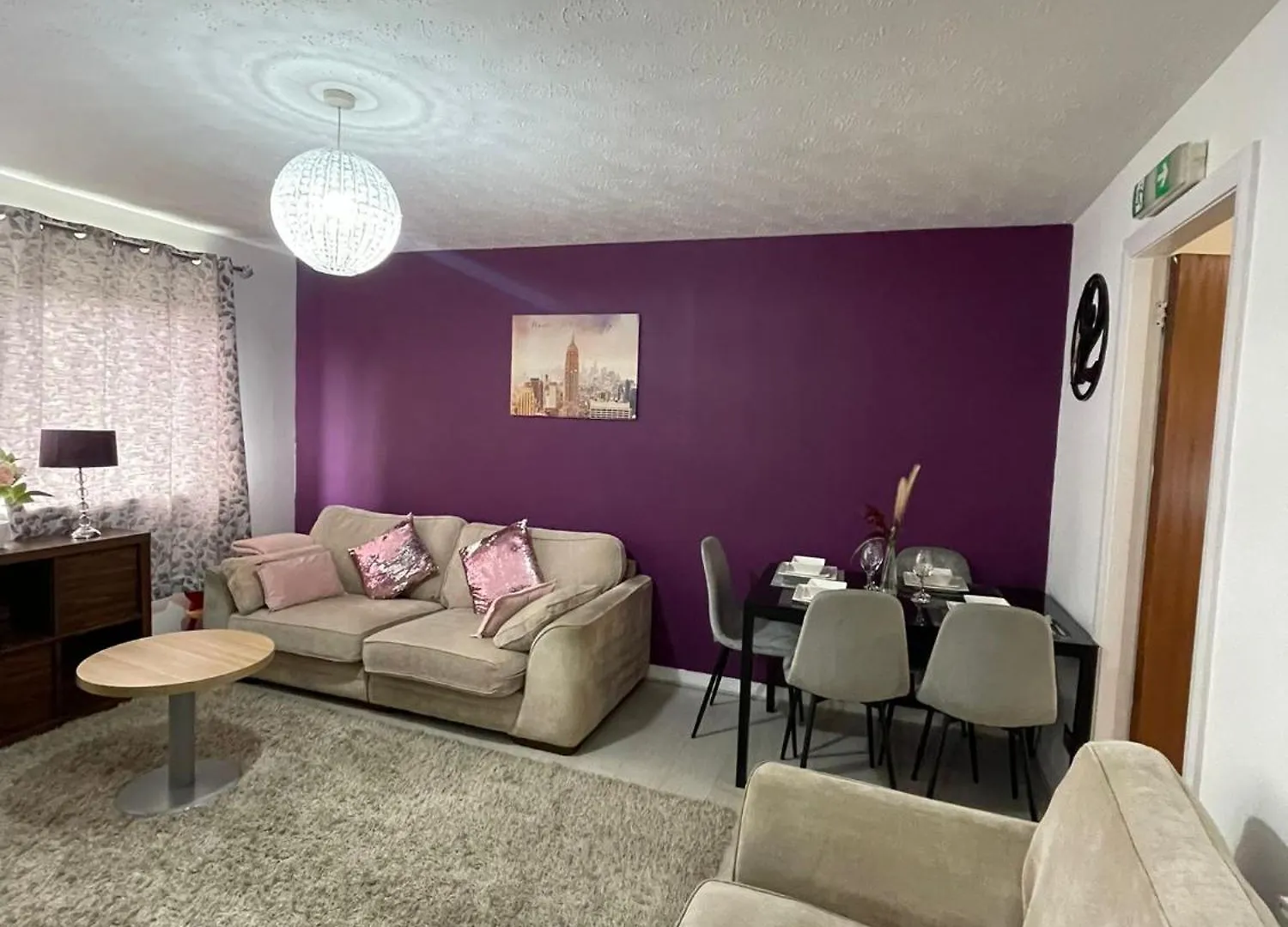 Chic 2 Bed Apartment With Free Parking- Recently Redecorated, 10 Minutes To City Centre Edinburgh